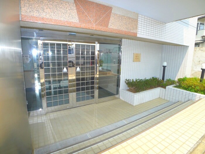 物件外観写真2　(エントランス部分)