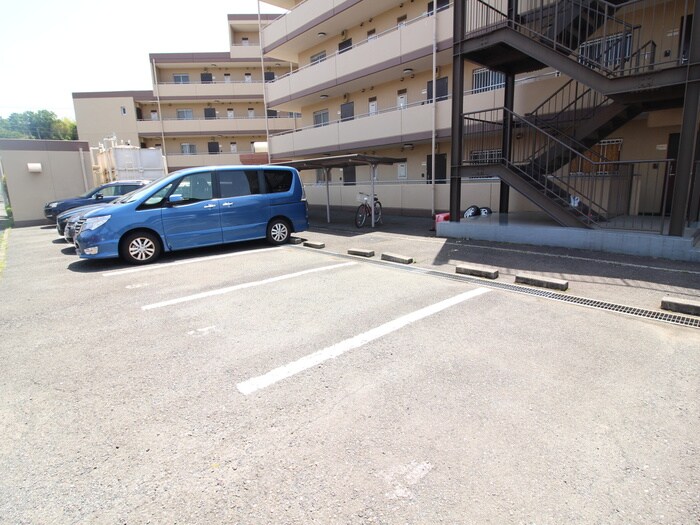 物件外観写真5　(駐車場)