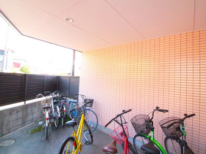 物件外観写真4　(駐輪場)