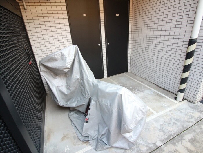 物件外観写真5　(バイク置き場)