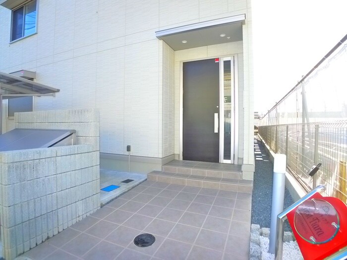 物件外観写真3　(エントランス部分)