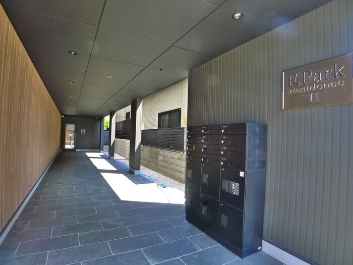 物件外観写真2　(エントランス部分)