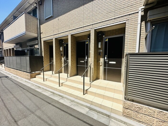 物件外観写真4　(エントランス部分)