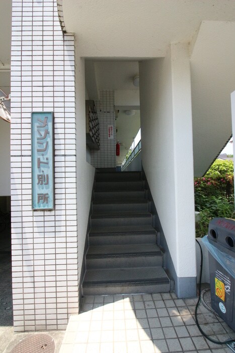 物件外観写真2　(エントランス部分)