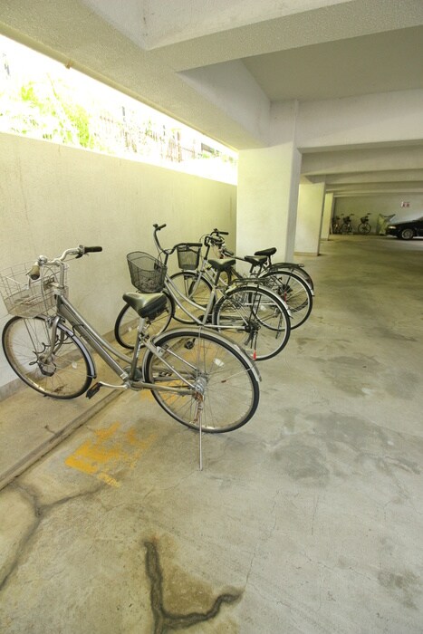 物件外観写真4　(駐輪場)