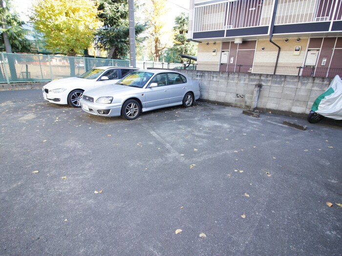 物件外観写真4　(駐車場)