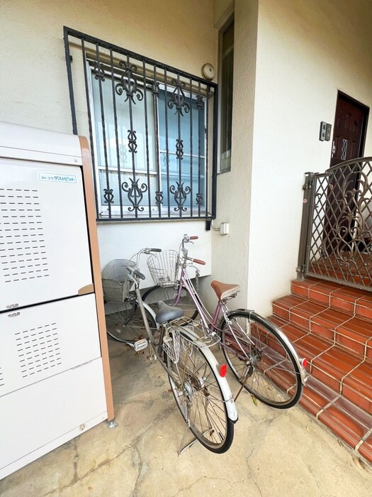 物件外観写真4　(駐輪場)