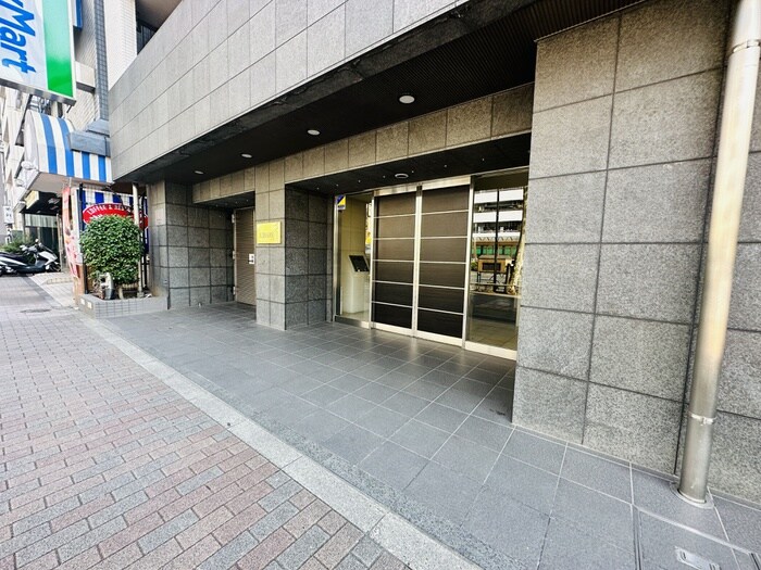 物件外観写真2　(エントランス部分)