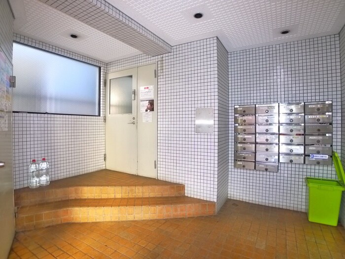 物件外観写真6　(エントランス部分)