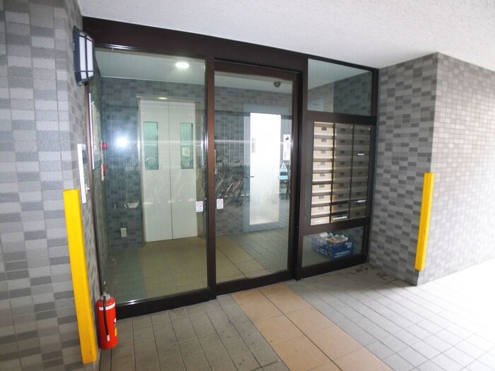 物件外観写真2　(エントランス部分)