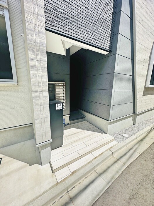 物件外観写真2　(エントランス部分)