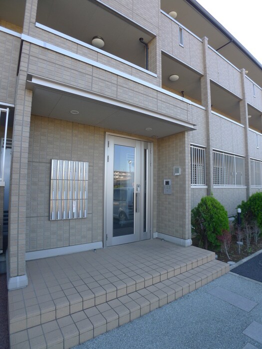物件外観写真3　(エントランス部分)