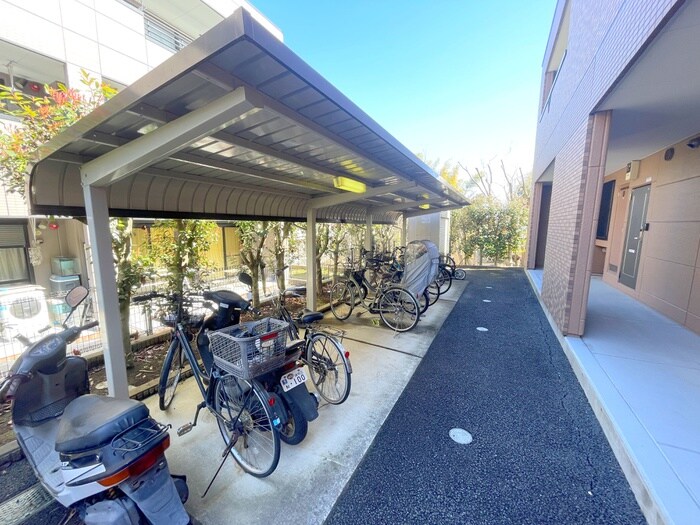 物件外観写真4　(駐輪場)
