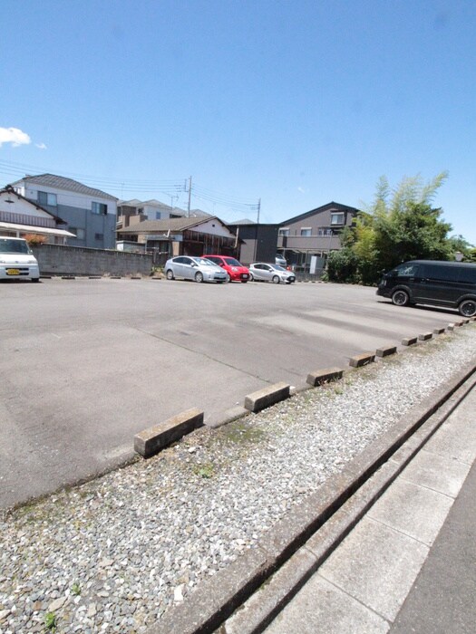 物件外観写真3　(駐車場)