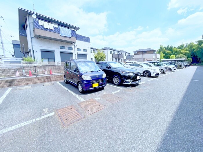 物件外観写真4　(駐車場)