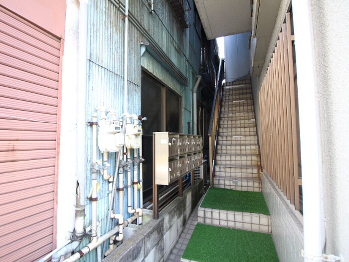 物件外観写真3　(エントランス部分)