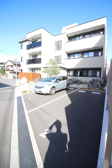 物件外観写真3　(駐車場)