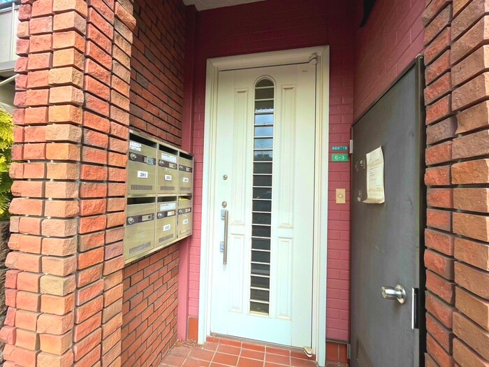 物件外観写真3　(エントランス部分)