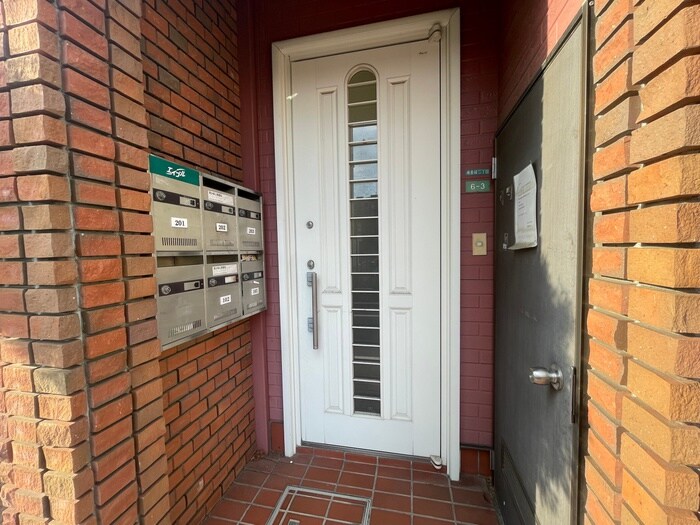 物件外観写真6　(エントランス部分)