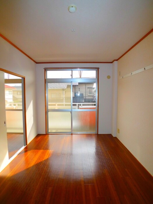 物件内観写真8　(室内からの展望)