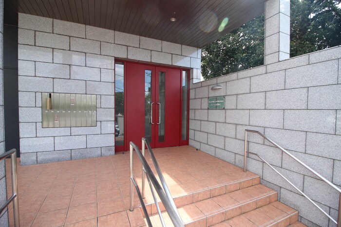 物件外観写真2　(エントランス部分)