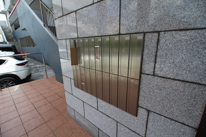 物件外観写真4　(エントランス部分)