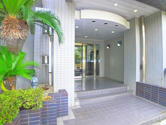 物件外観写真2　(エントランス部分)