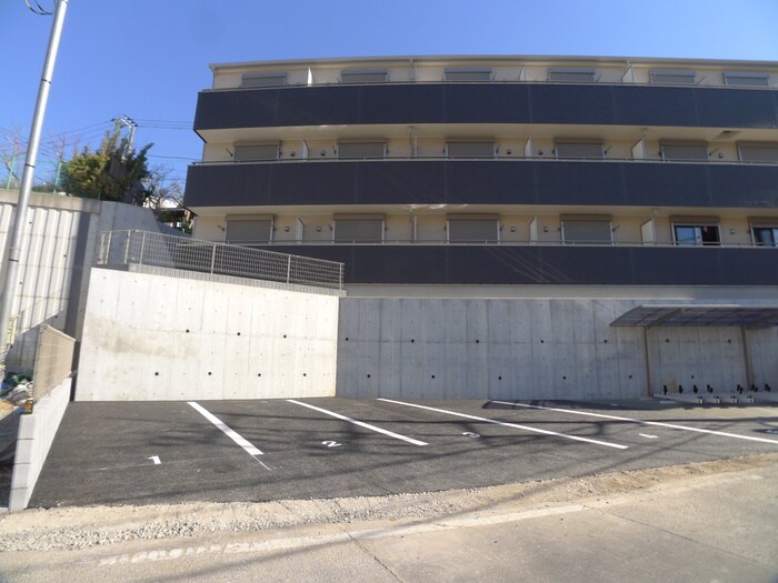 物件外観写真3　(駐車場)