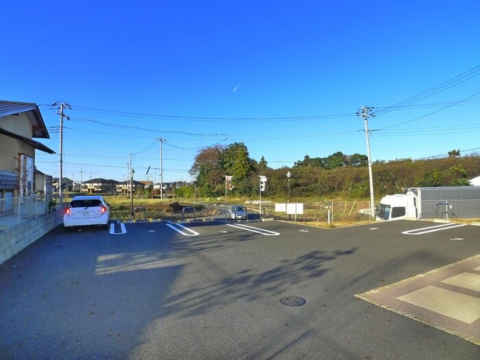 物件外観写真3　(駐車場)