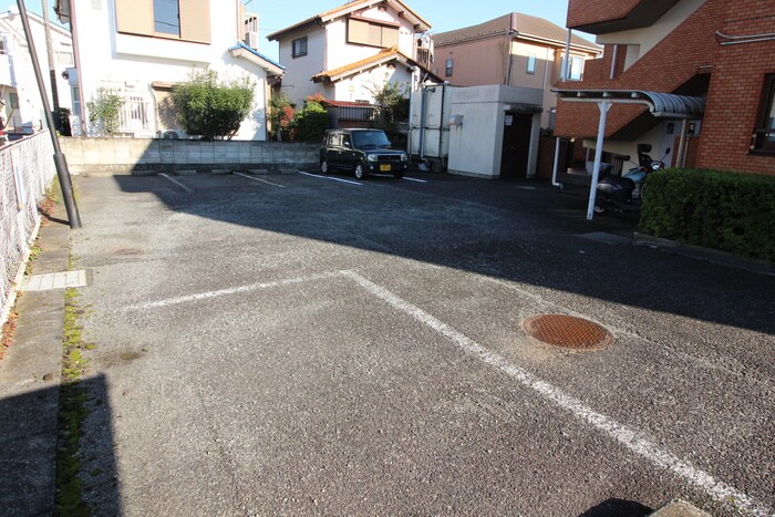物件外観写真3　(駐車場)