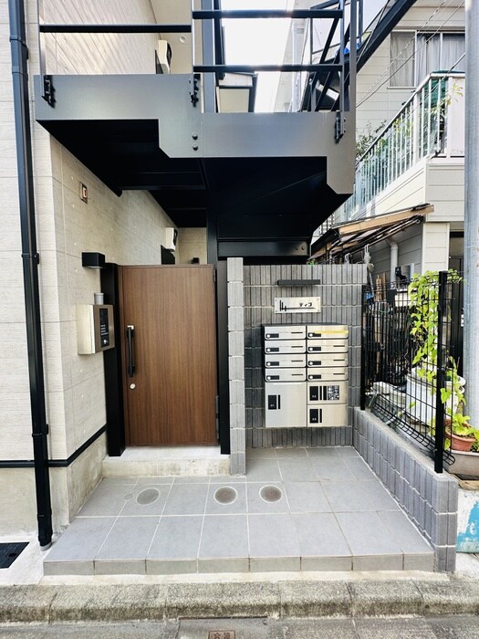 物件外観写真2　(エントランス部分)