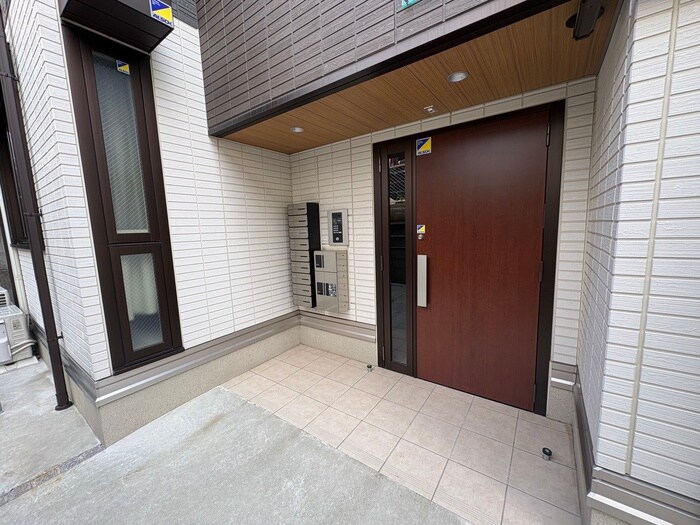 物件外観写真2　(エントランス部分)