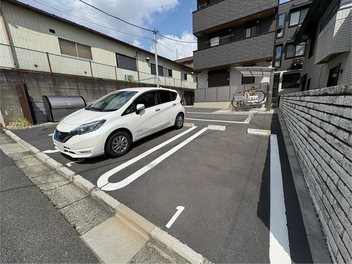 物件外観写真4　(駐車場)