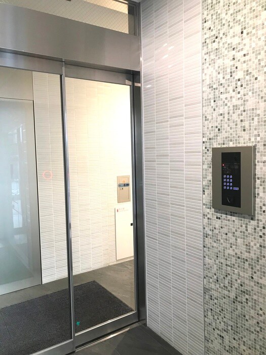 物件外観写真4　(エントランス部分)