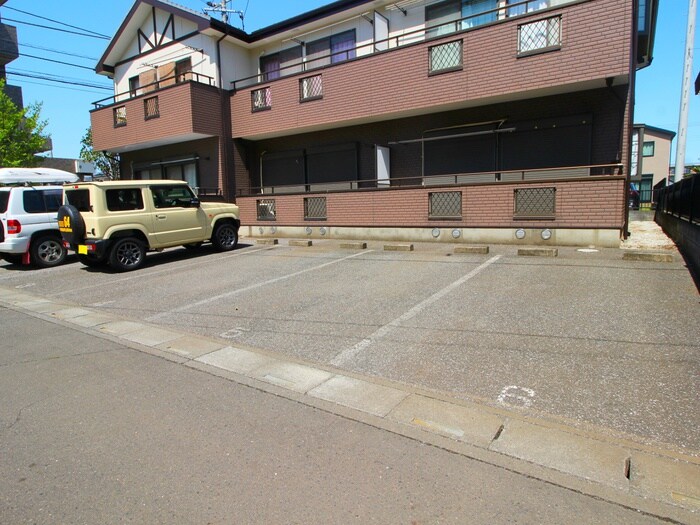 物件外観写真4　(駐車場)