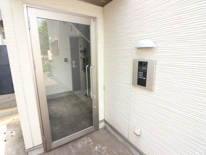 物件外観写真3　(エントランス部分)