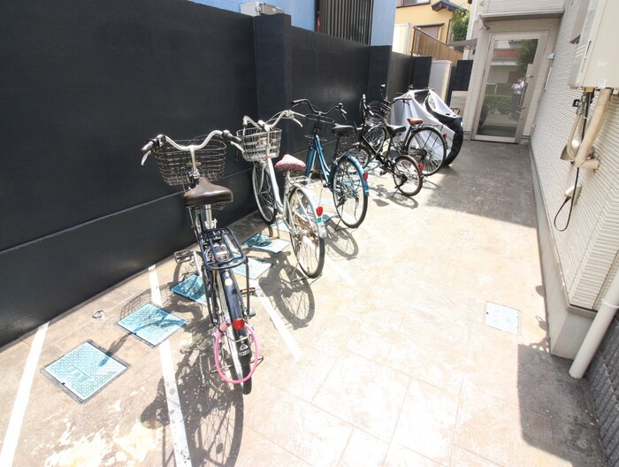 物件外観写真4　(駐輪場)