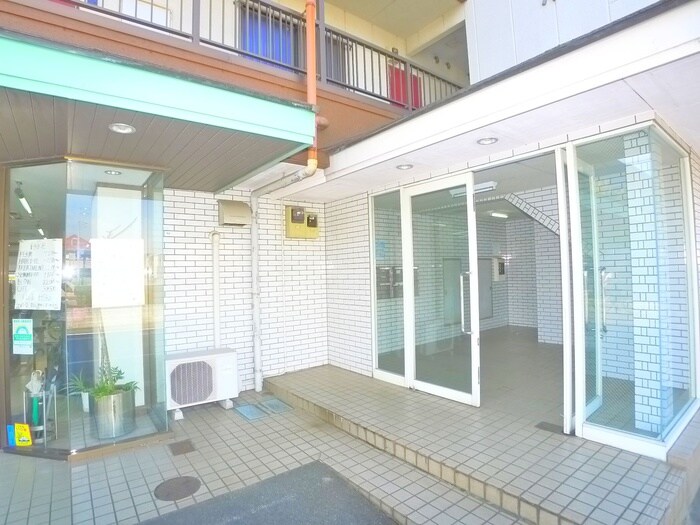 物件外観写真3　(エントランス部分)