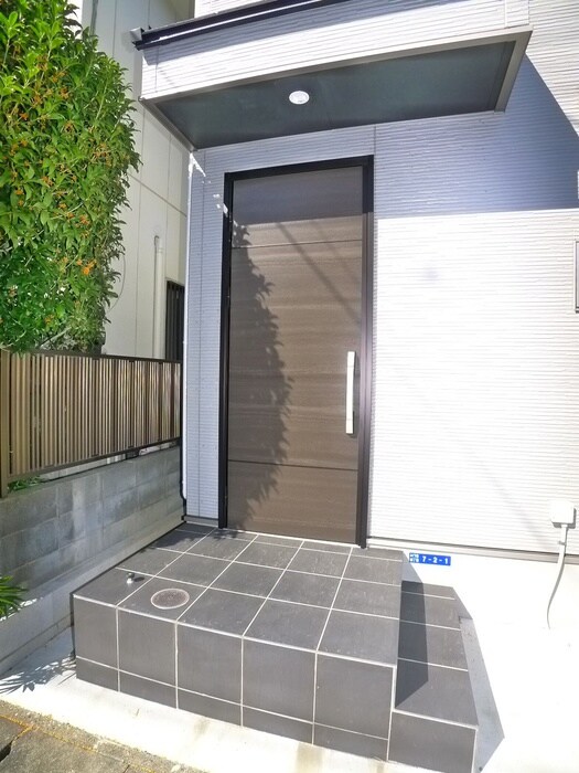物件外観写真2　(エントランス部分)