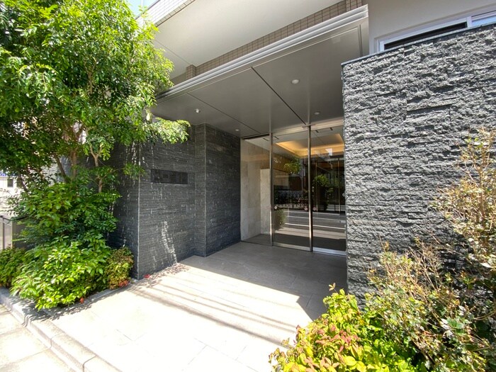 物件外観写真2　(エントランス部分)