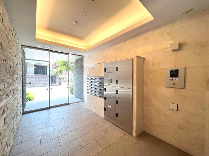 物件外観写真3　(エントランス部分)