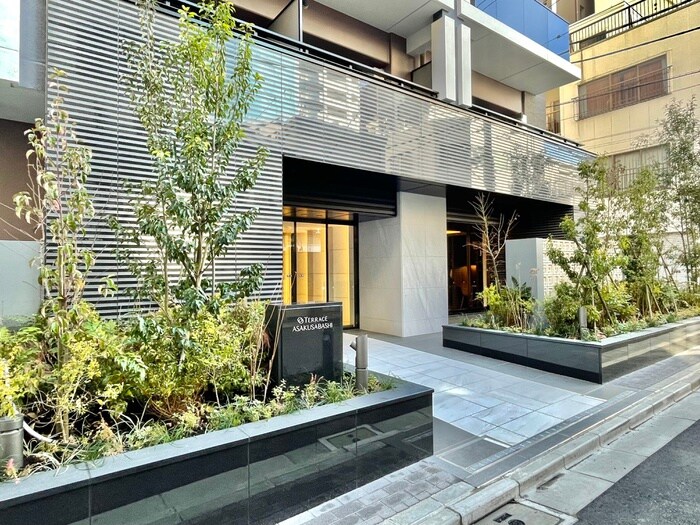 物件外観写真2　(エントランス部分)