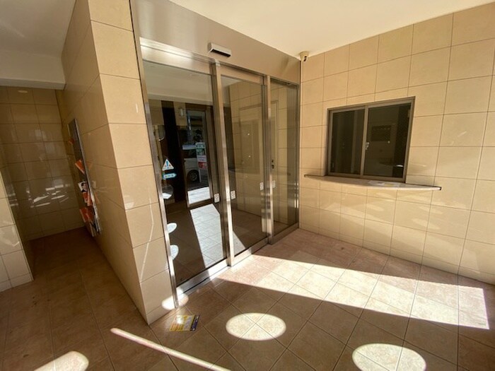 物件外観写真3　(エントランス部分)