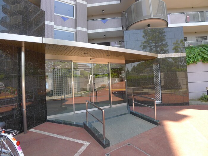 物件外観写真2　(エントランス部分)