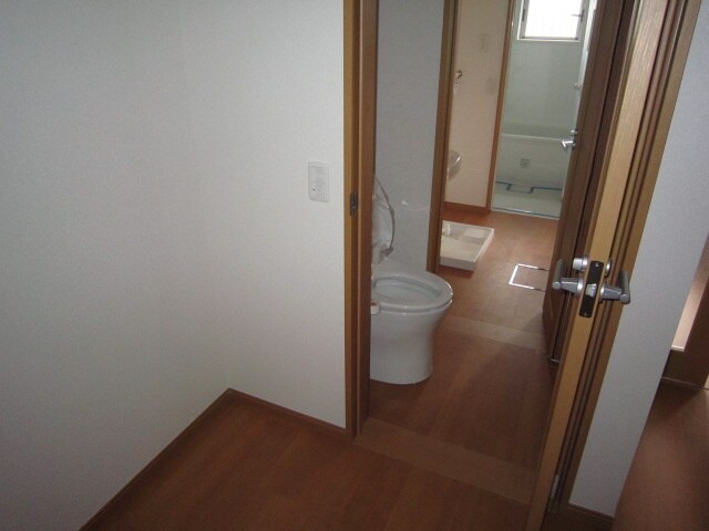 物件内観写真8　(トイレ)