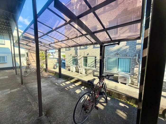 物件外観写真4　(駐輪場)