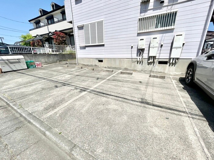 物件外観写真4　(駐車場)