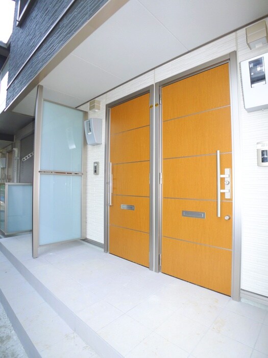 物件外観写真2　(エントランス部分)