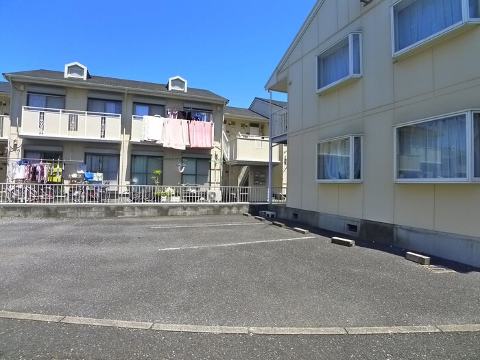 物件外観写真3　(駐車場)