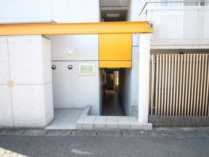 物件外観写真6　(エントランス部分)